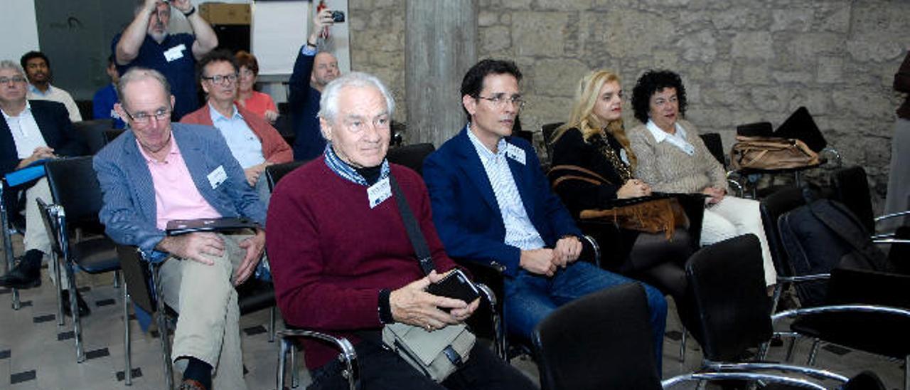 Expertos asistentes a la apertura ayer de la Conferencia Internacional de Gestión Ambiental en Zonas Costeras y Marinas en la sede institucional de la ULPGC.