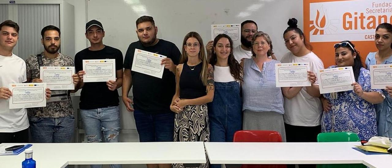 Entrega de diplomas a los jóvenes participantes en el programa. | Fundación Secretariado Gitano