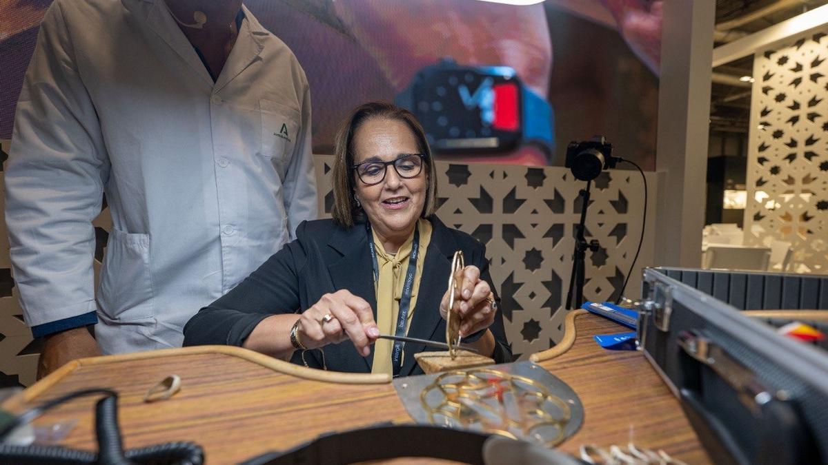 Blanca Torrent en un taller de joyería cordobesa del Parque Joyero.