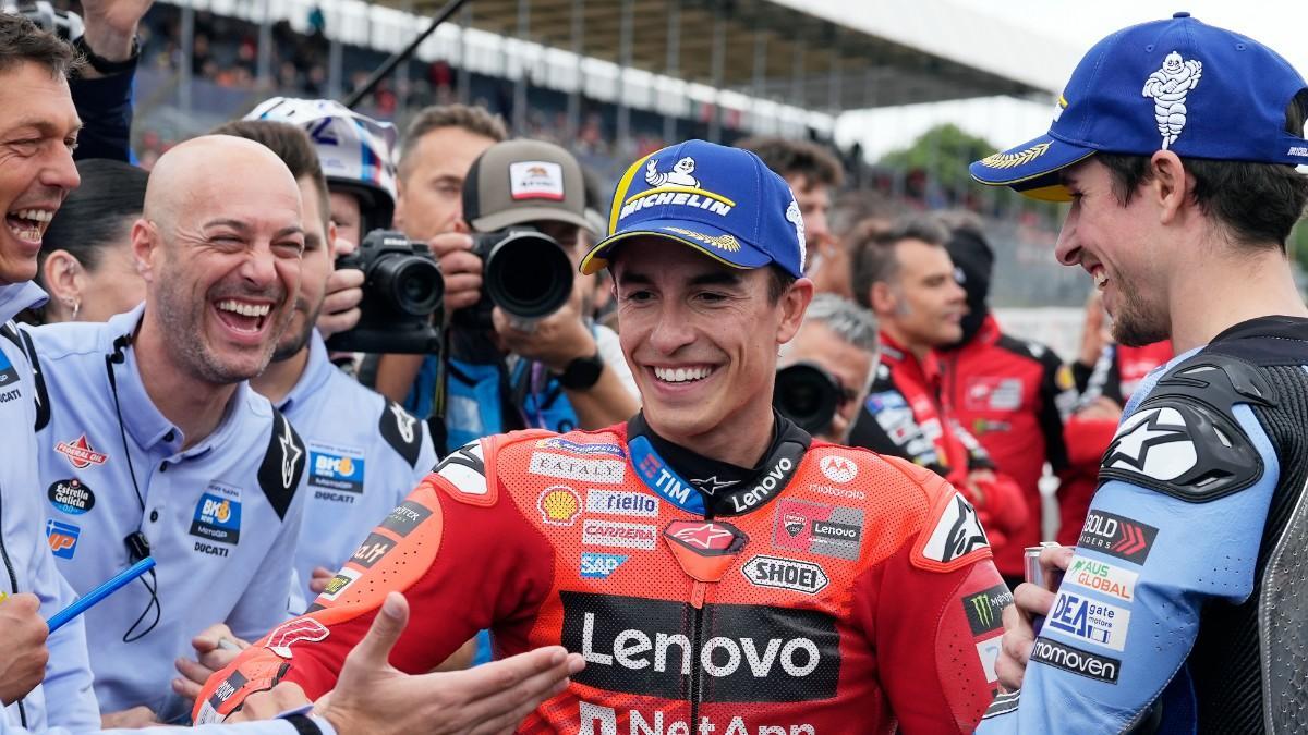 ?lex M芍rquez (Ducati) celebra, en compa?赤a de su hermano Marc (2?), su triunfo de hoy al 'sprint' en Silverstone