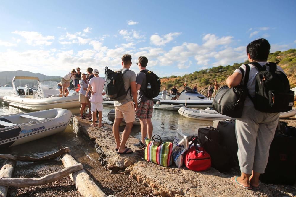 El Ayuntamiento de Sant Josep organizó ayer la evacuación por mar de entre 50 y 60 turistas y vecinos