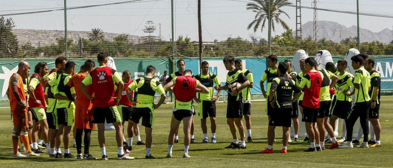 Los jugadores del Elche y el entrenador Pacheta en el entrenamiento del jueves.