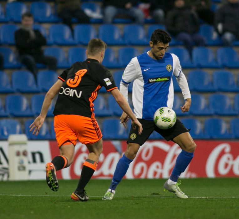 La primera parte acabó sin goles de milagro ya que el Mestalla dispuso de tres ocasiones claras y el Hércules de dos.