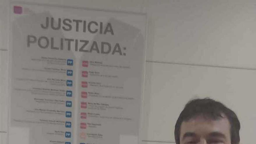 Andrés Herzog, ante la placa que UPyD ha colgado a la puerta del despacho del grupo en el Congreso.