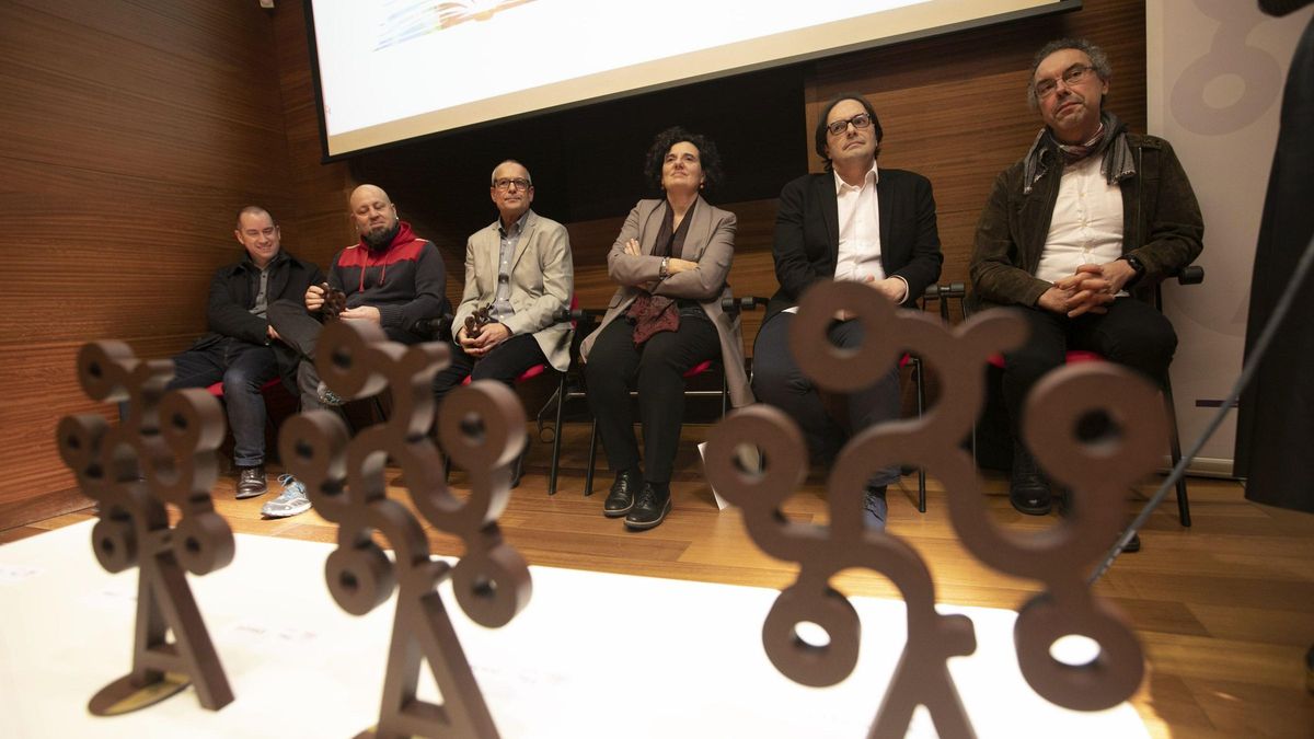 Ganadores de los premios Xosefa Xovellanos de Novela, en 2019, xunto a la conseyera Berta Piñan.