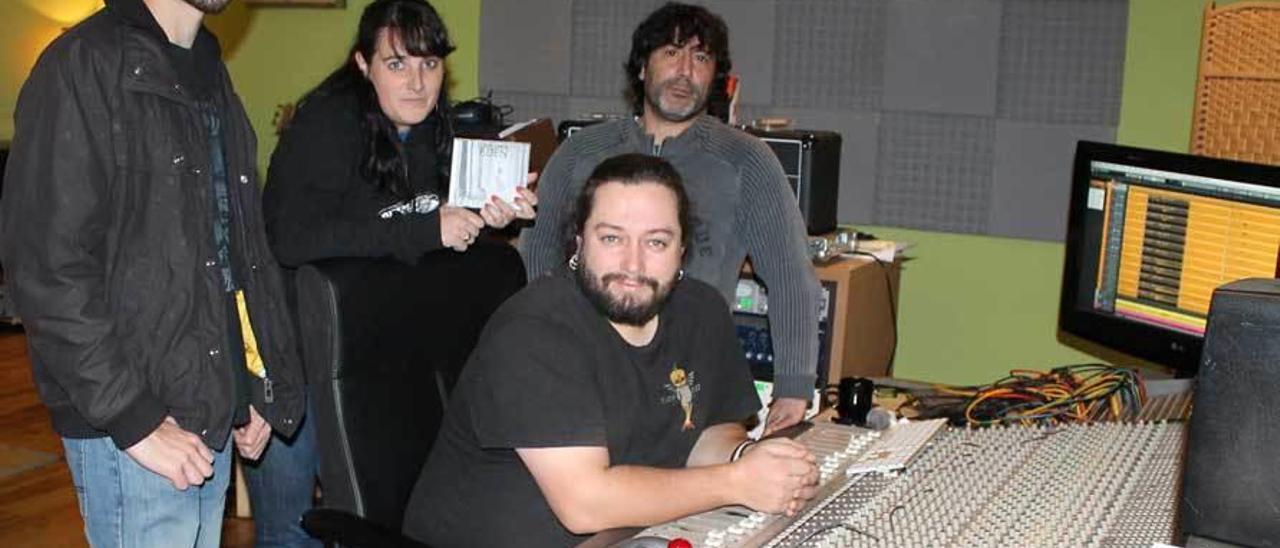 Juan Gómez, Lady Anie, Dani G y Alberto Ardines, en el estudio del tercero, en Viella.