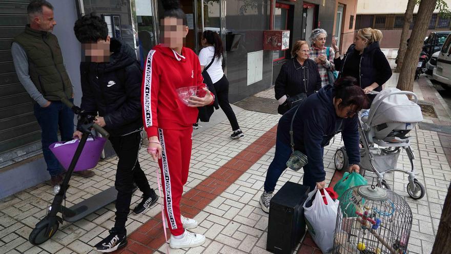 Desahucio en la calle Eduardo Carvajal a una familia con sus cuatro hijos menores