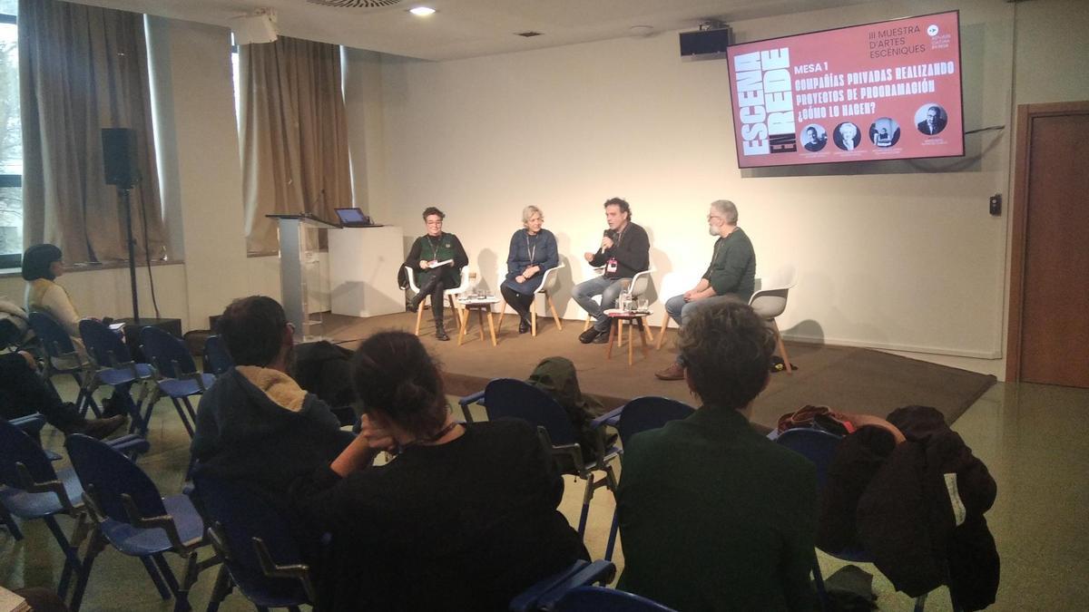 Por la izquierda, Begoña García, de Hilo Producciones; Gonzala Martín, de Factoría Teatro; Rambón Enríquez, de Baychimo Teatro y Sergio Gayol, de Teatro del Cuervo en una de las mesas redondas de las jornadas.