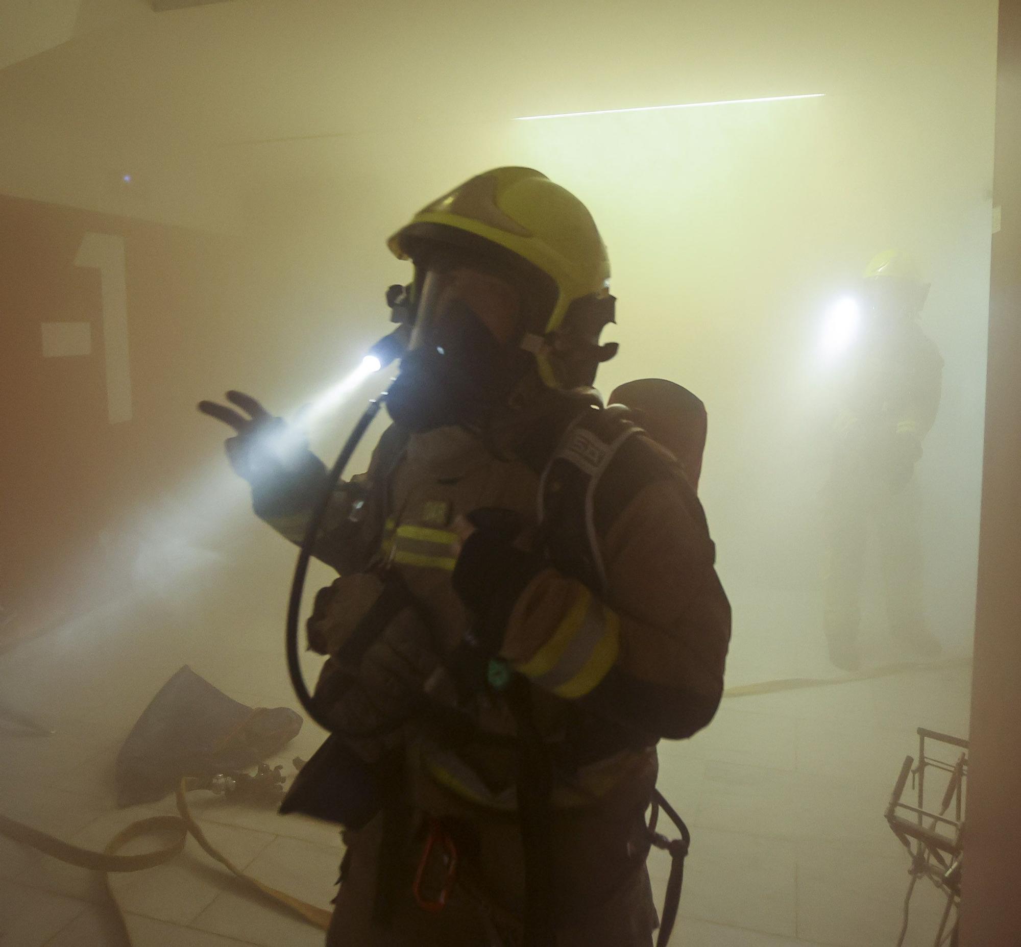 Simulacro de los bomberos en el Centro de Sanidad de la calle Gerona