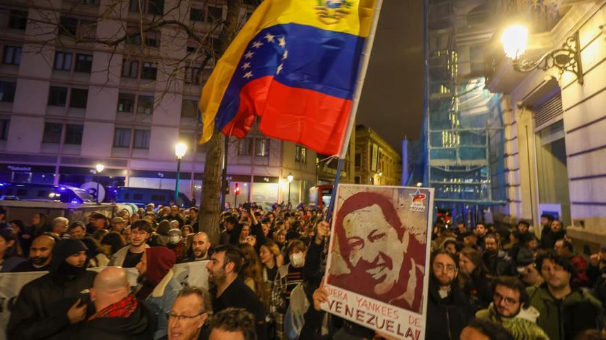 Partidarios de Maduro se concentran ante el consulado de USA en València Partidarios de Maduro se concentran ante el consulado de USA en València