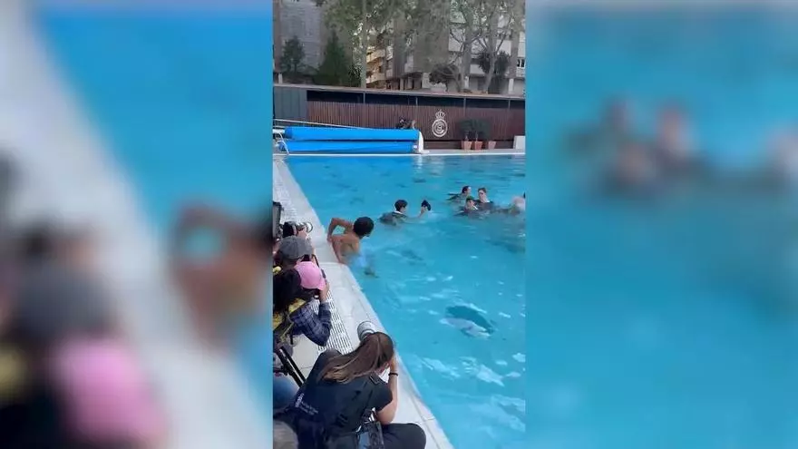 Arthur Fils hace el tradicional salto a la piscina del RCTB-1899 como campeón del Barcelona Open