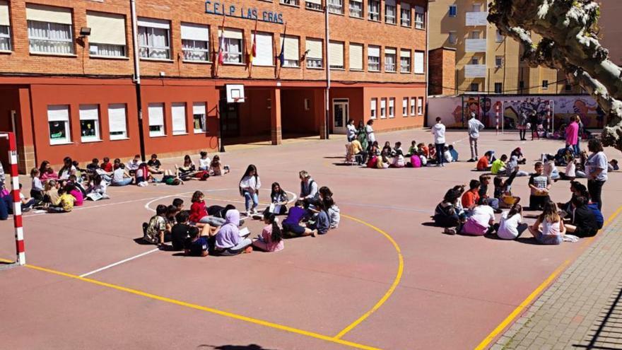 Una vista general de la actividad en el patio por el Día del Libro.