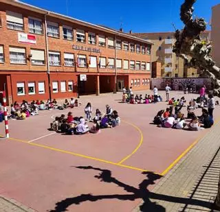 Las Eras de Benavente anticipa la celebración del Día del Libro con los escolares leyendo en el patio