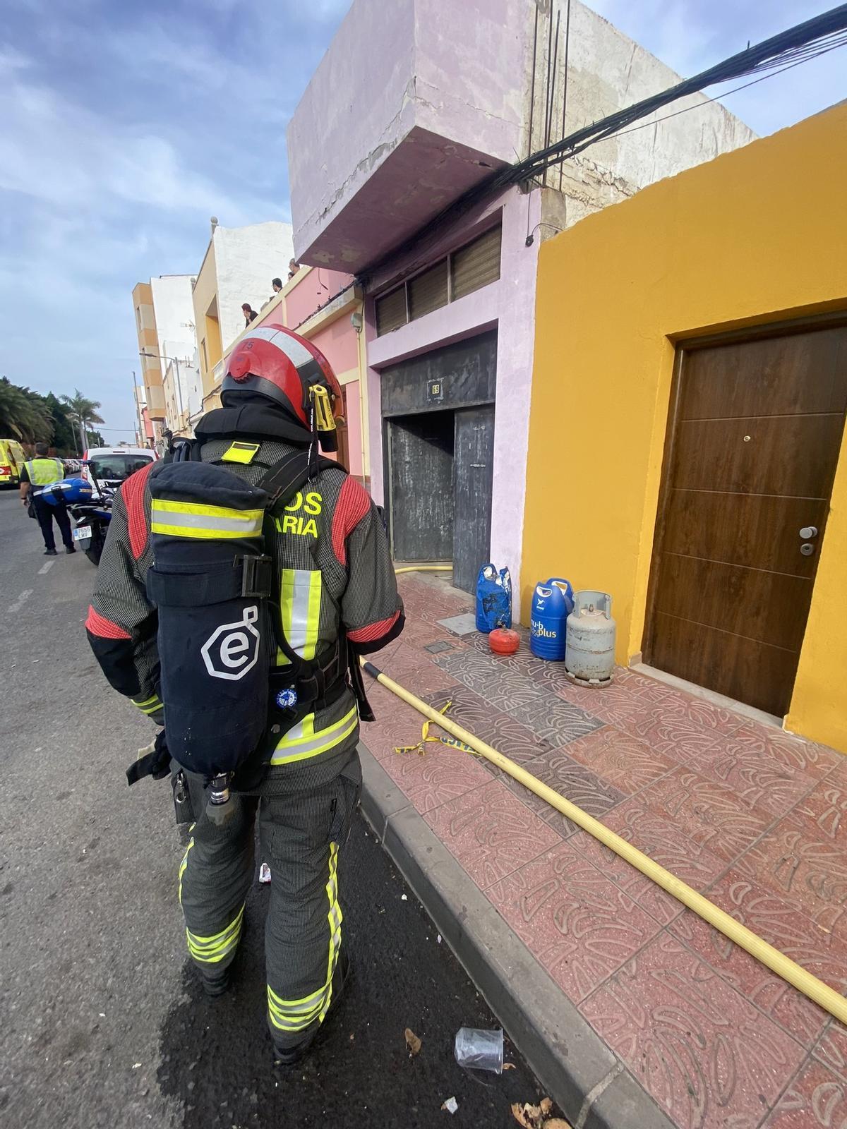 Evacúan a una persona mayor atrapada en un incendio en Gran Canaria.