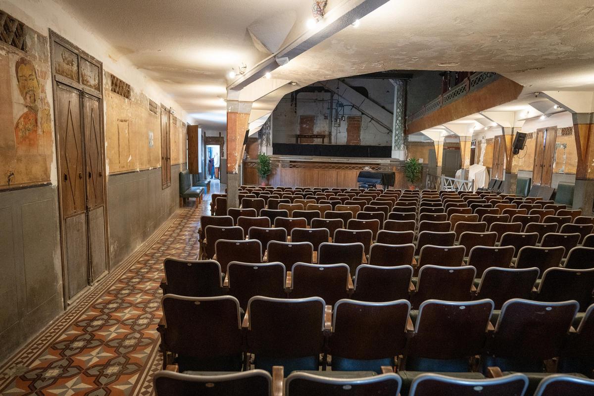 El teatre-cinema que hi ha a l'interior es manté com era originàriament.