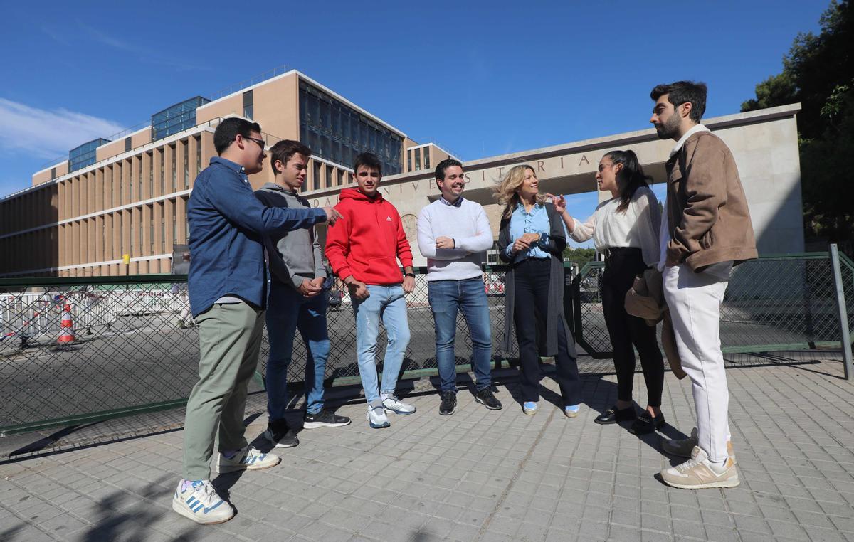 DaríoVillagrasa y Mar Vaquero conversan con los alumnos frente a la entrada de la Universidad de Zaragoza.