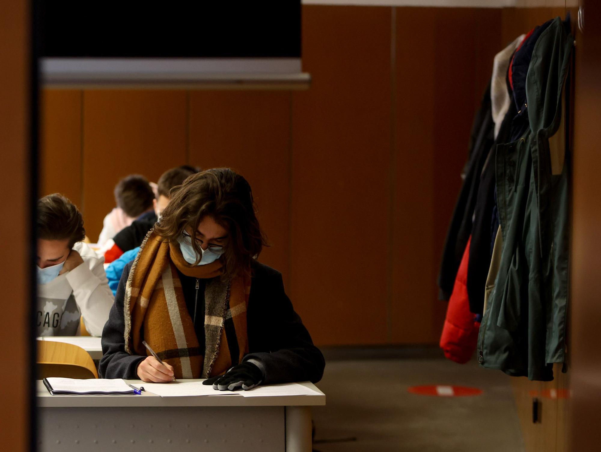 Clases con abrigo y manta ante la negativa de la UA a encender la calefacción