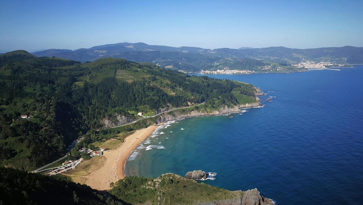Vista aérea de la playa de Laga