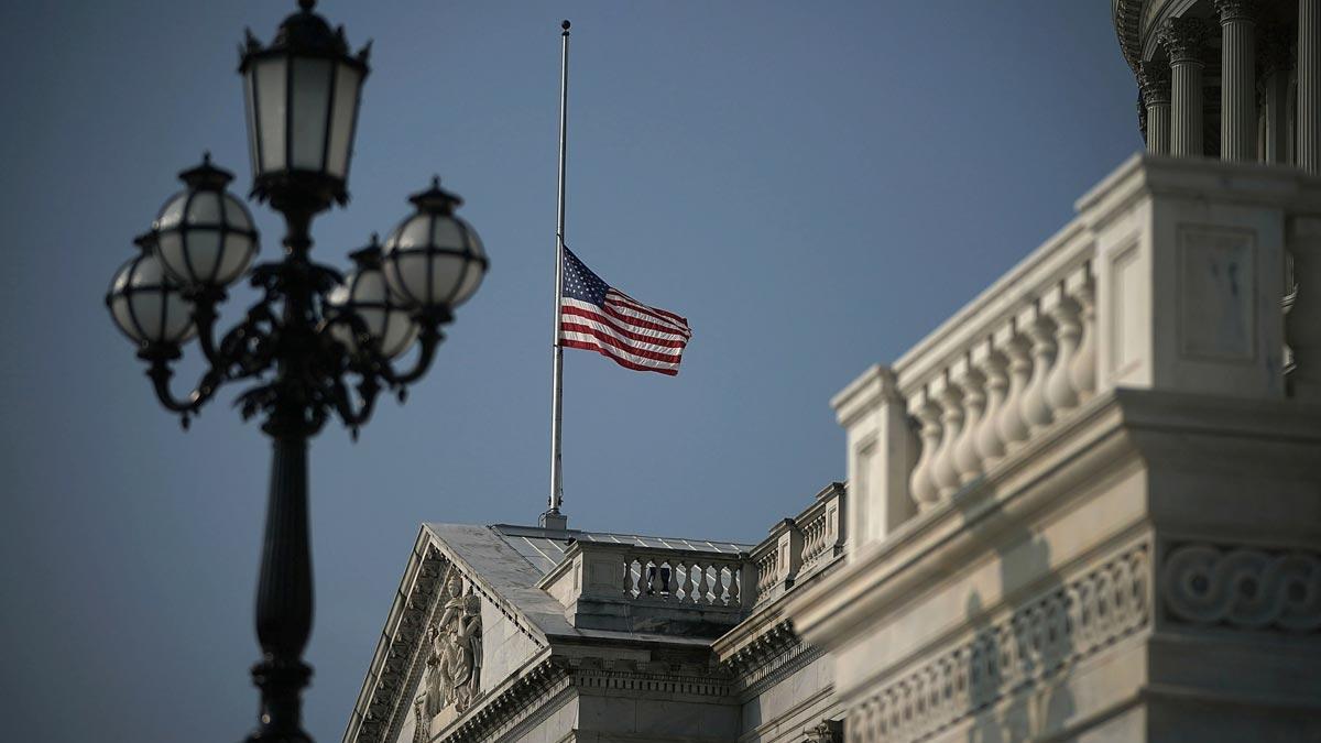 La Casa Blanca vuelve a ondear la bandera a media asta por la muerte de McCain tras las críticas a Trump.