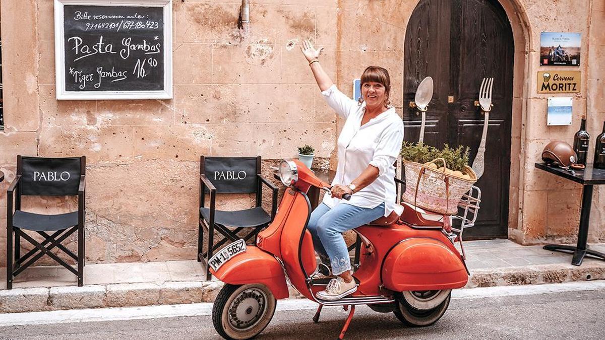 Nanni Burba vor ihrem Restaurant in Santanyí.