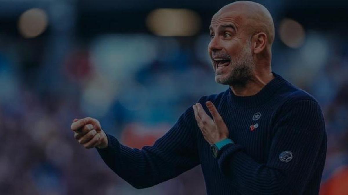 Pep Guardiola dando órdenes