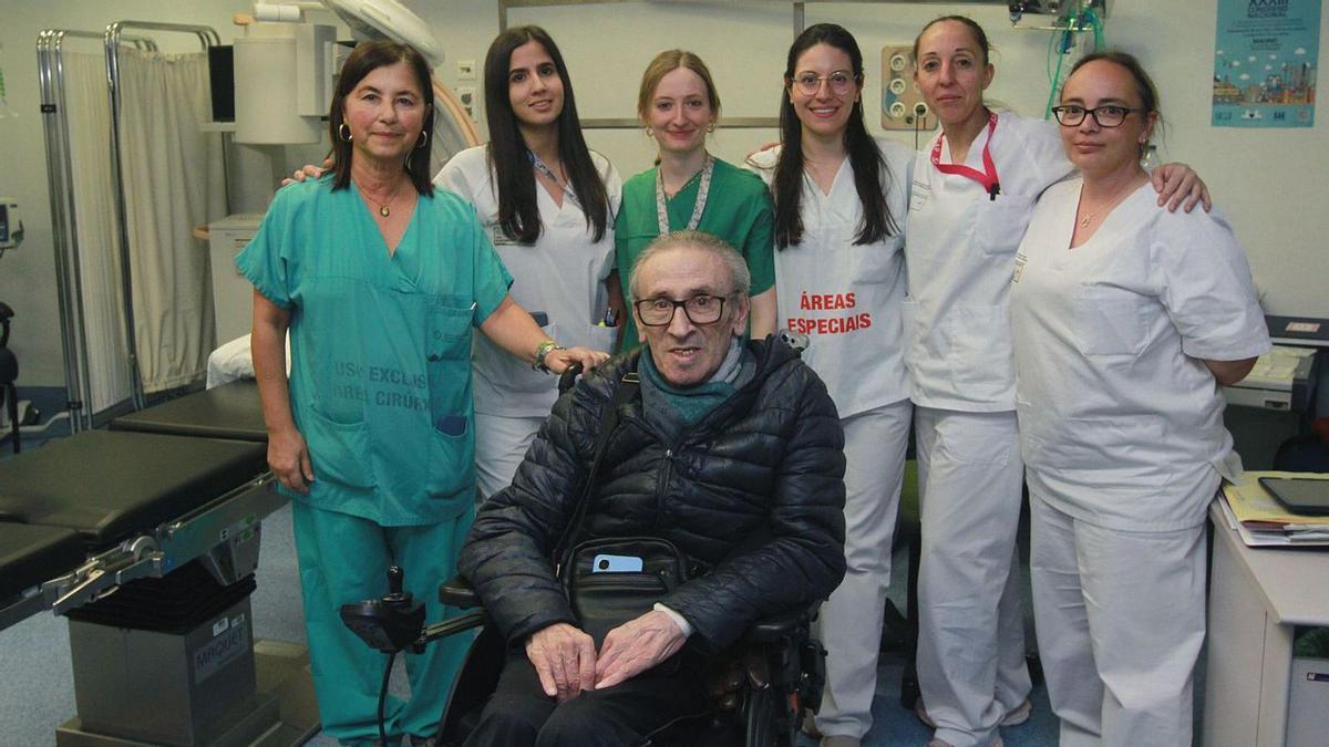 Profesionales de la unidad del dolor de Ourense, con un paciente.