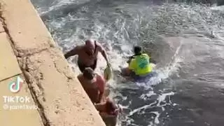 Agónico rescate en Gran Canaria: las olas arrastran a un niño y a la socorrista que fue a auxiliarlo