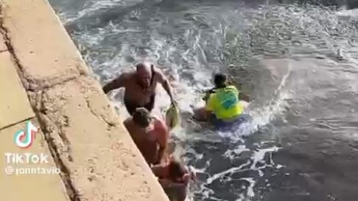 Las olas arrastran a un niño y a la socorrista que fue a rescatarlo en Playa de Arinaga