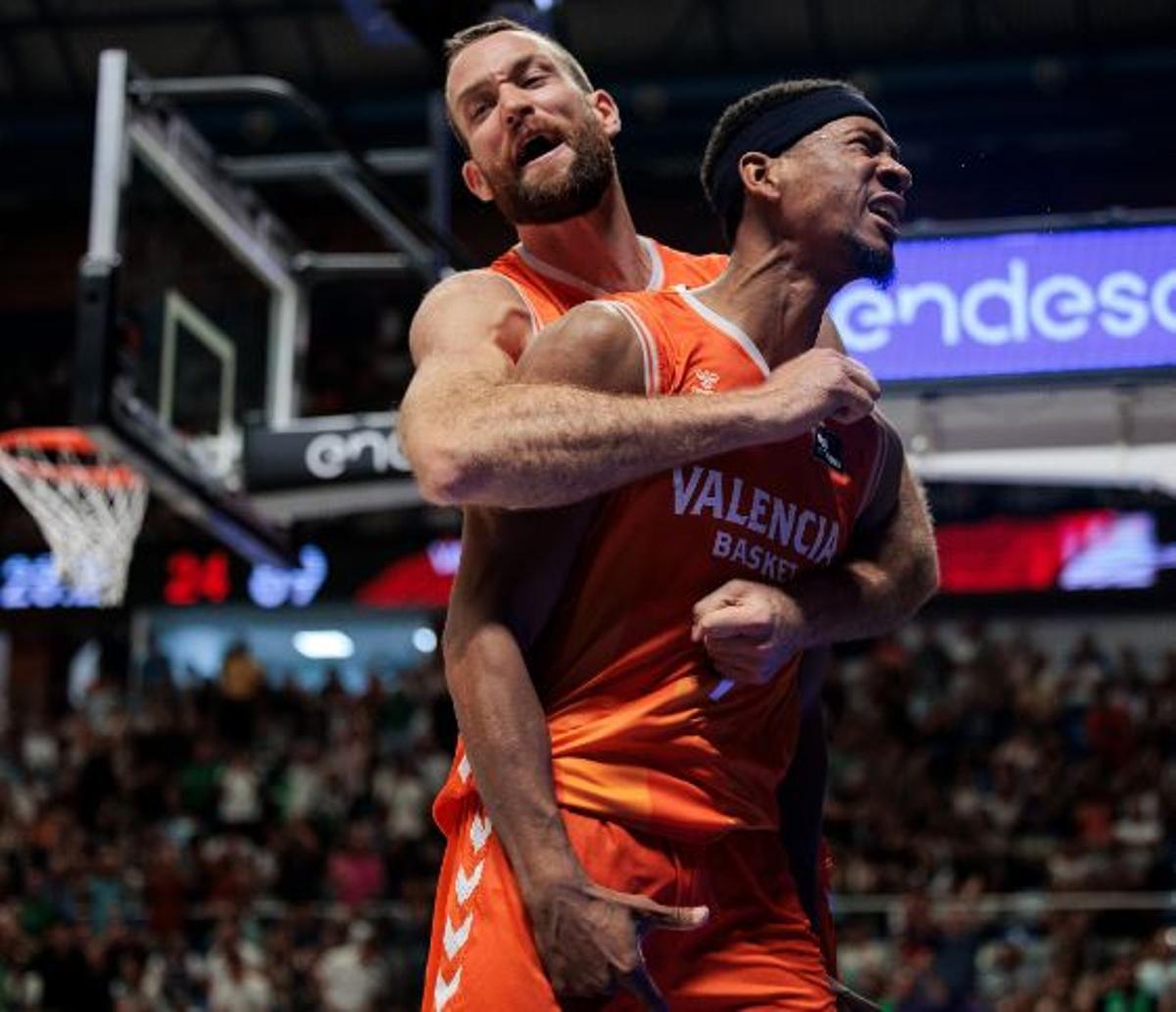 Costello yTaylor celebran el título de la Supercopa en Málaga.
