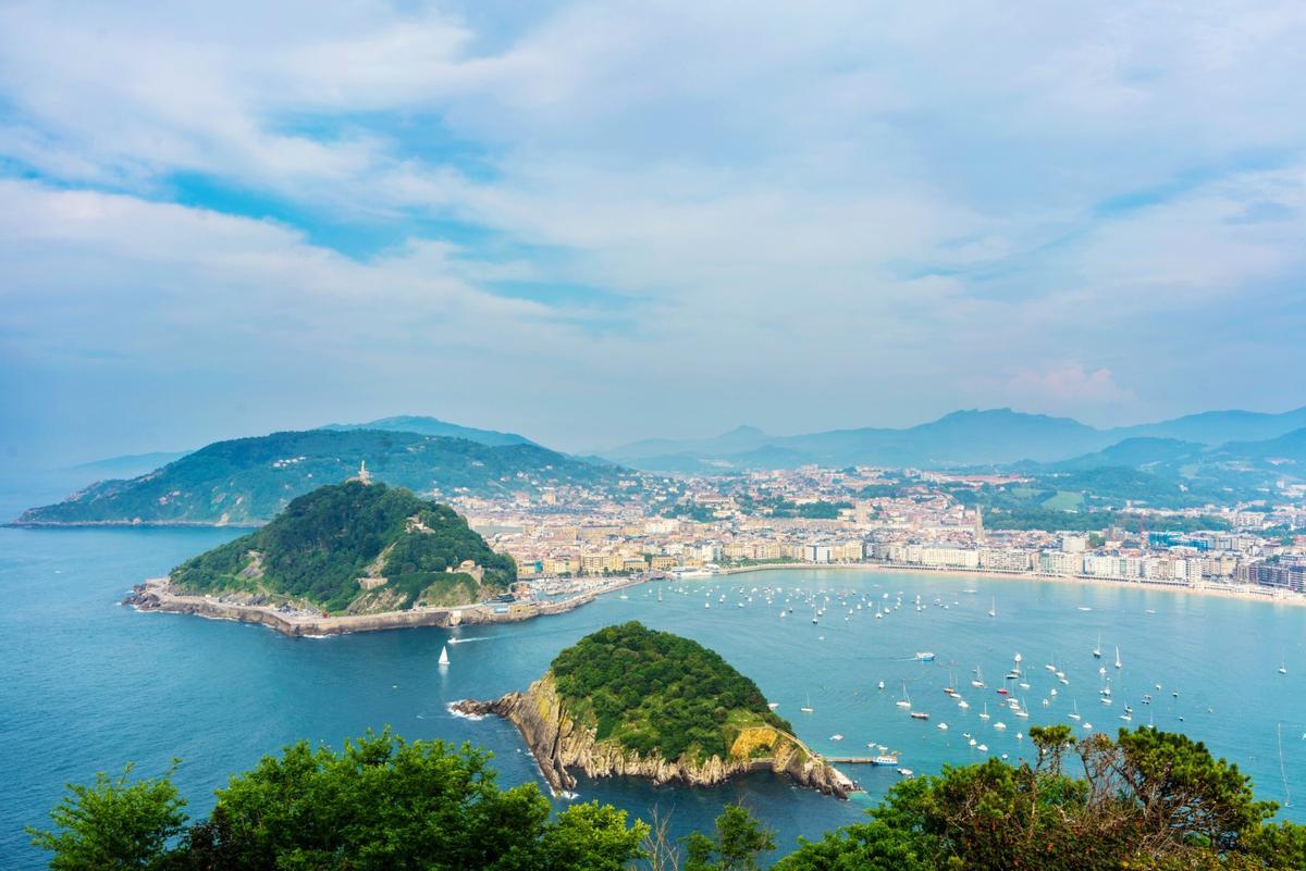 Esta ruta parte desde una de las ciudades más bonitas del mundo: San Sebastián.