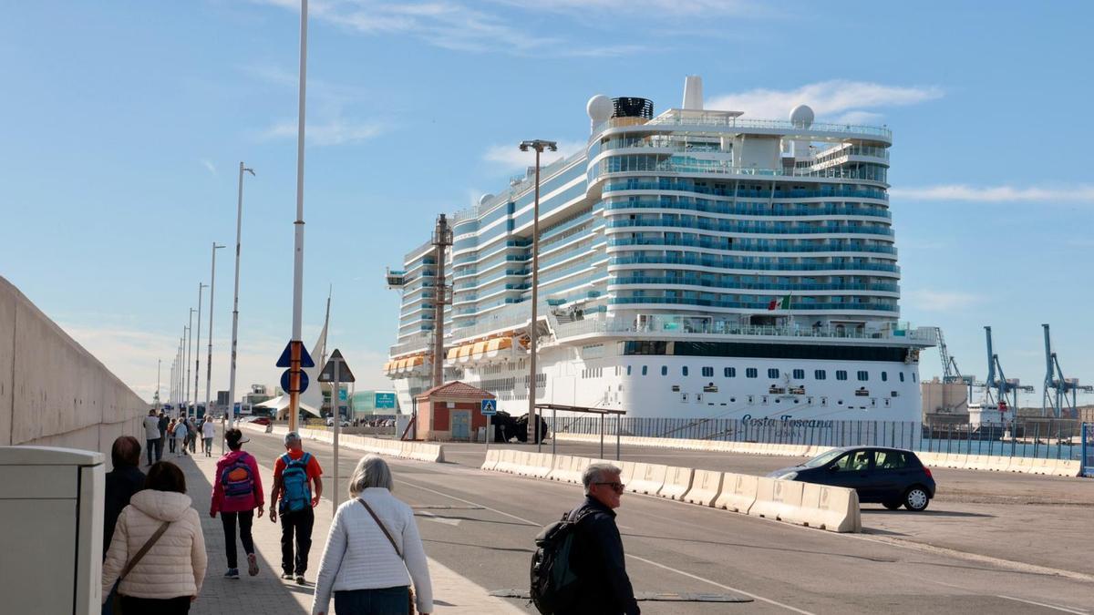 Primera escala en Alicante del Costa Toscana, el crucero más grande hasta la fecha en la ciudad