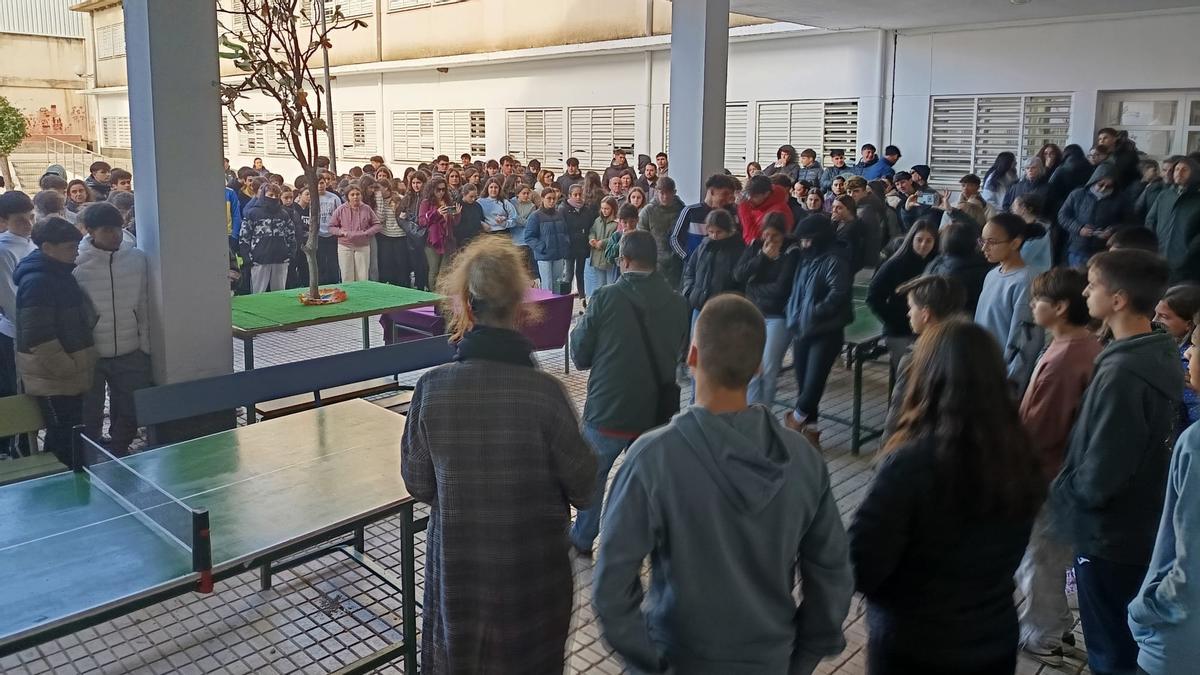 Concentración en los patios del IES Juan Calero