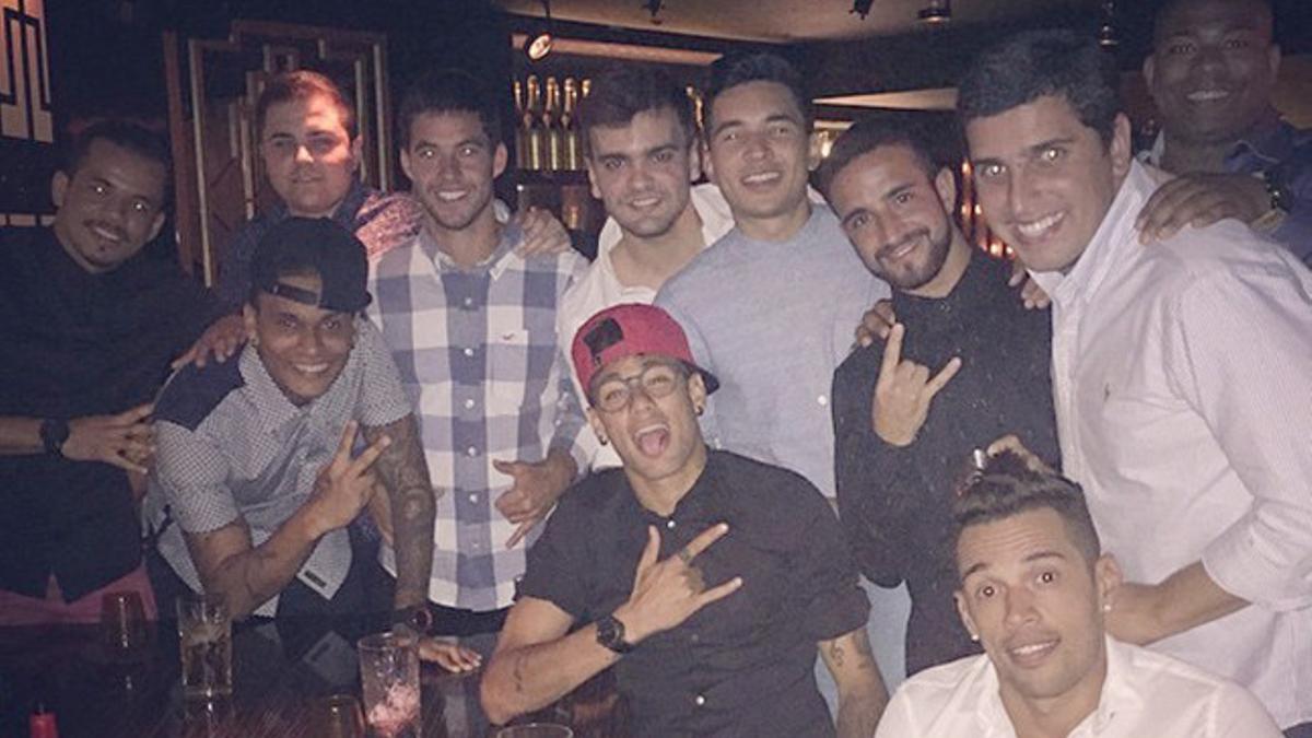 Neymar siguió la fiesta con sus amigos