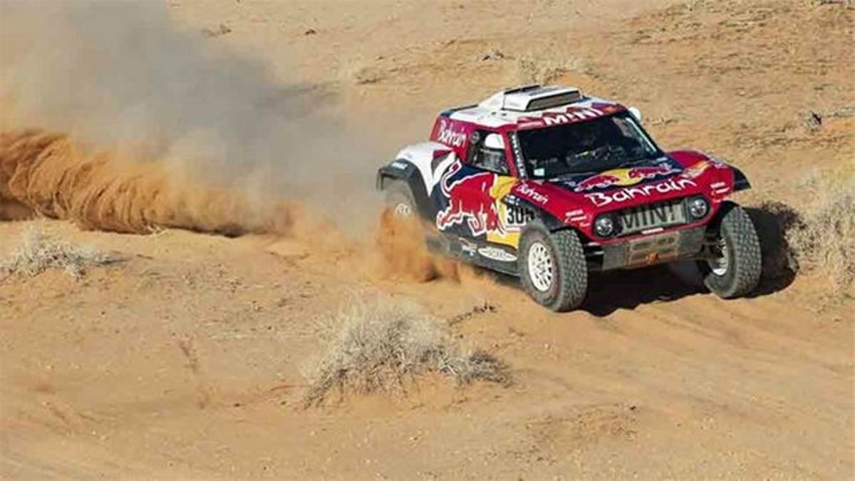 Carlos Sainz sigue líder al resistir arremetida de Al Attiyah y Peterhansel