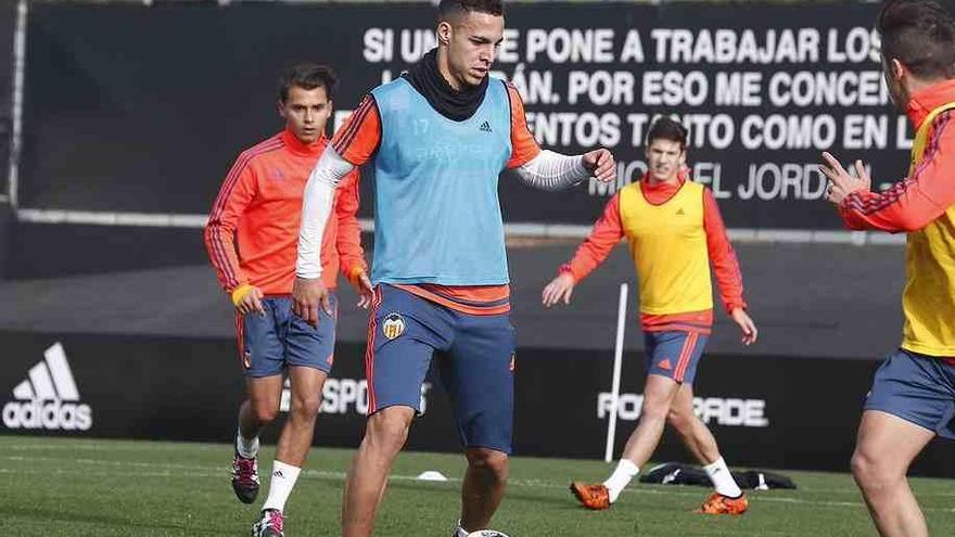 Rodrigo ya con balón durante la sesión. Foto: Valencia CF