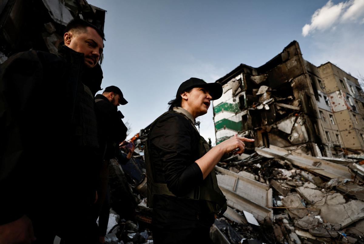 La fiscal general de Ucrania, Iryna Venediktova, habla con los periodistas junto a los edificios que fueron destruidos por los bombardeos rusos, en medio de la invasión rusa de Ucrania, durante su visita a Borodyanka, región de Kiev, Ucrania.