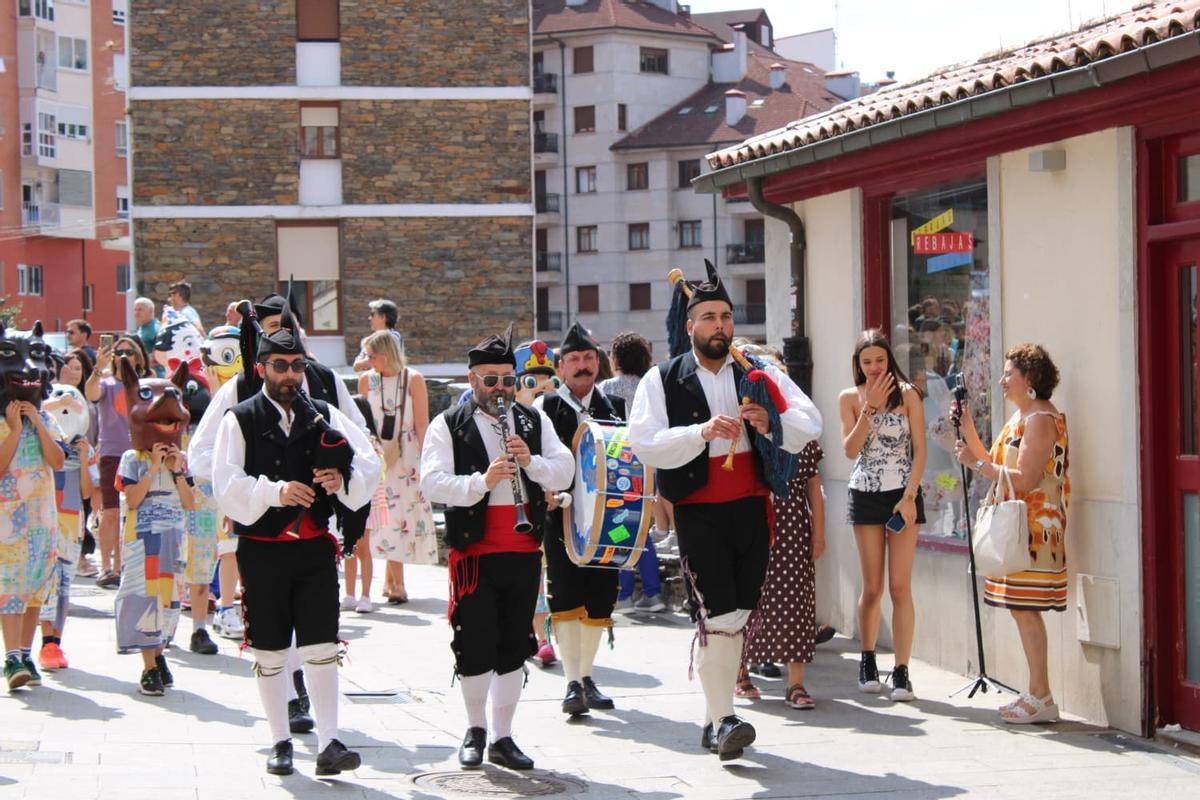 Gigantes y cabezudos animan Cangas del Narcea Gigantes y cabezudos animan Cangas del Narcea