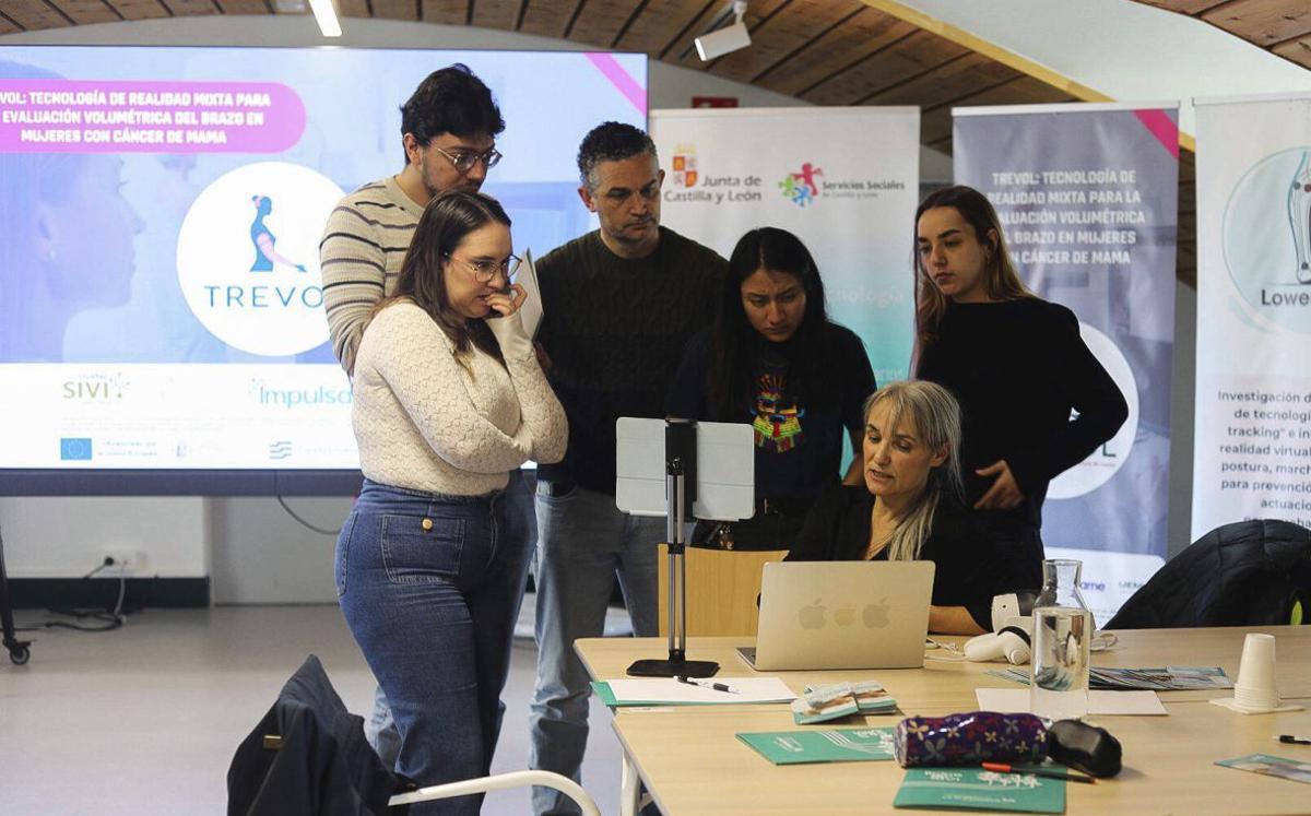 Participantes en la jornada durante un ejercicio práctico. | ALBA PRIETO
