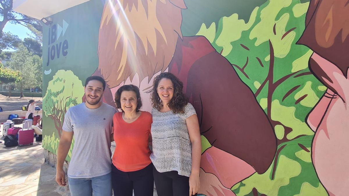 Tià Lliteres, Fina Santiago y Marta Carrió han visitado este martes las instalaciones del campamento.