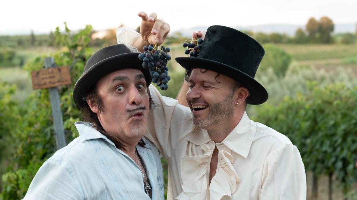 Tonino Carotone y Giulio Wilson en un viñedo.