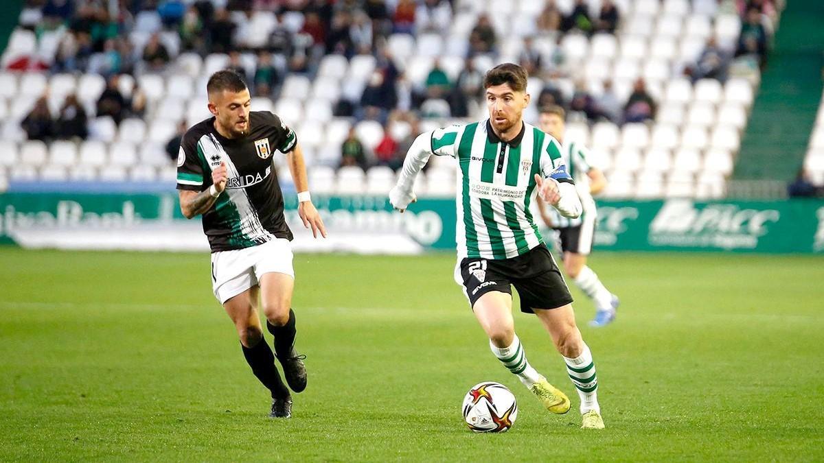 Javi Flores pugna por un balón durante el partido ante el Mérida en El Arcángel.