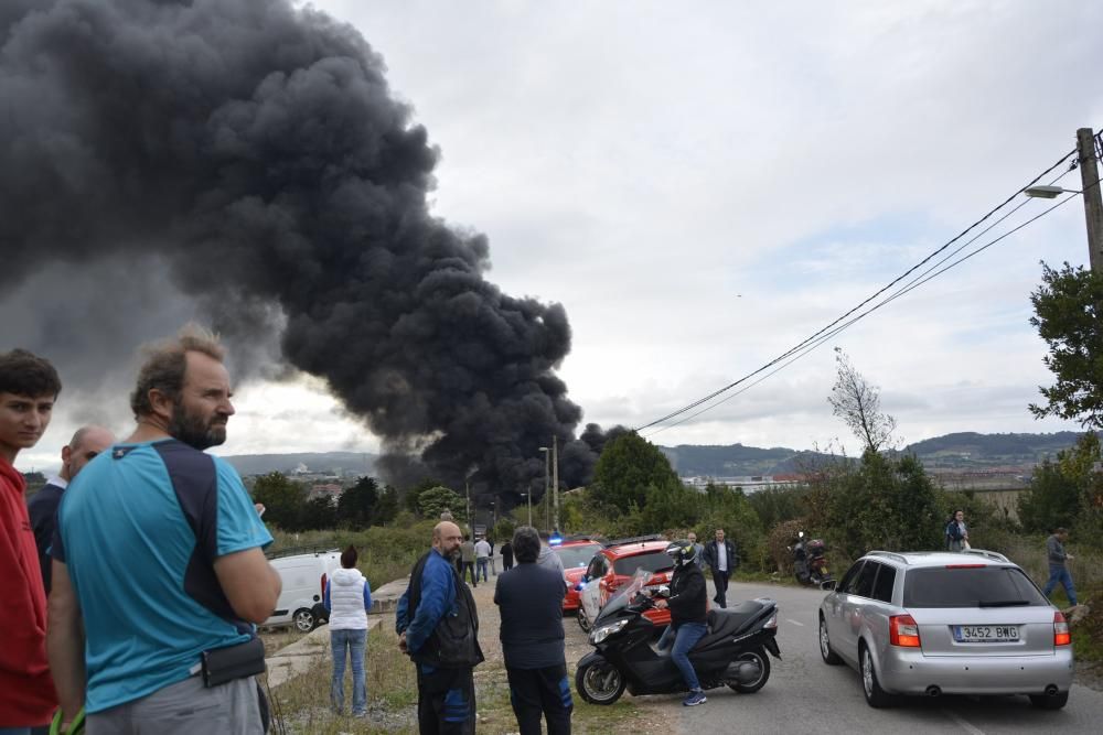 Arde una nave industrial abandonada en un polígono de Tremañes