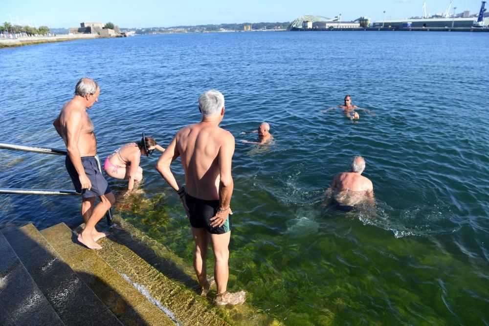 Bañistas veteranos de O Parrote desafían el veto