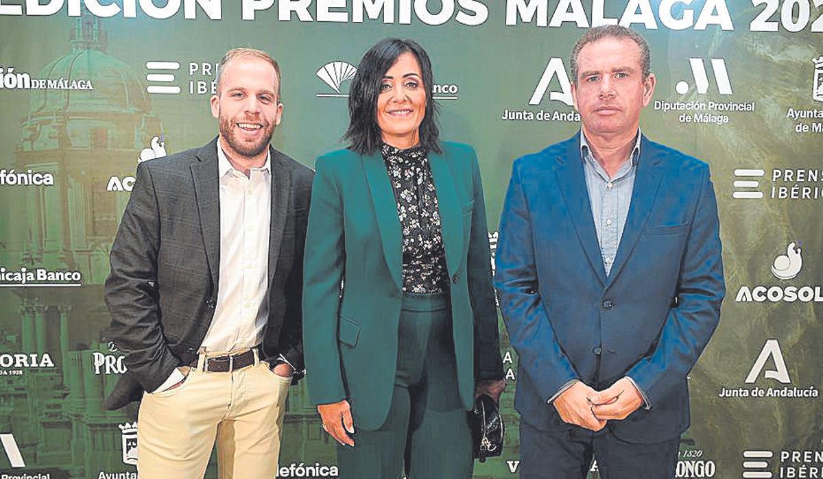 La presidenta del Balonmano Costa del Sol Málaga, Pepa Moreno, flanqueada a su izquierda por el gerente del club, Raúl Romero, y a su derecha por el director de Comunicación, Jesús Noguera.