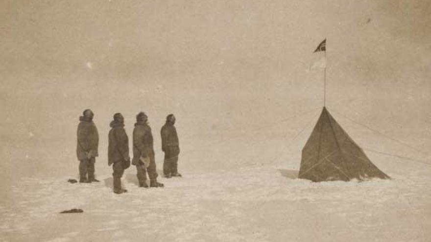 Fotografía suministrada por la Biblioteca Nacional de Australia que muestra el único impreso antiguo de la llegada a la Antártica de la expedición del explorador noruego Roald Amundsen en 1911