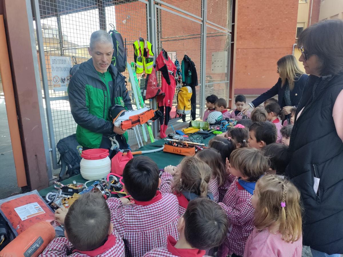 Las secciones de la Guardia Civil en el colegio Reconquista