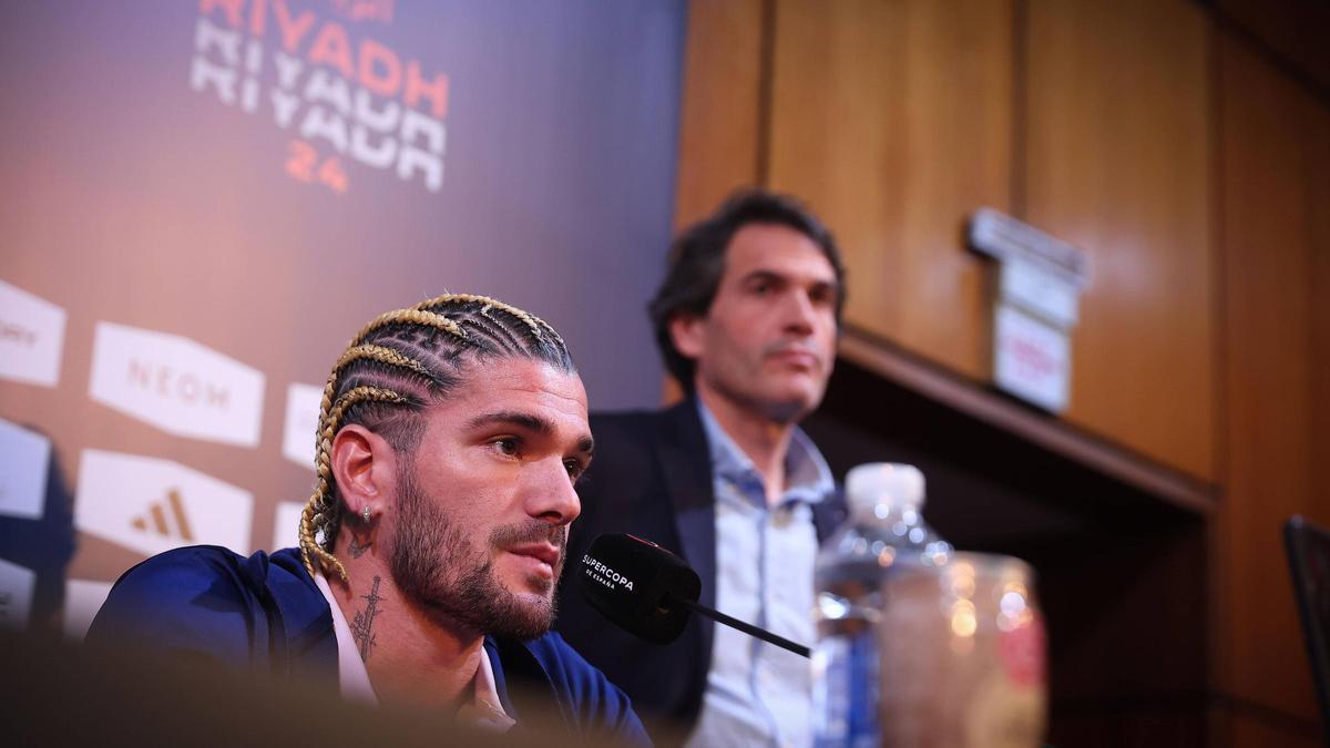 Rodrigo de Paul durante la rueda de prensa previa al Real Madrid-Atlético de la Supercopa, en Riad.