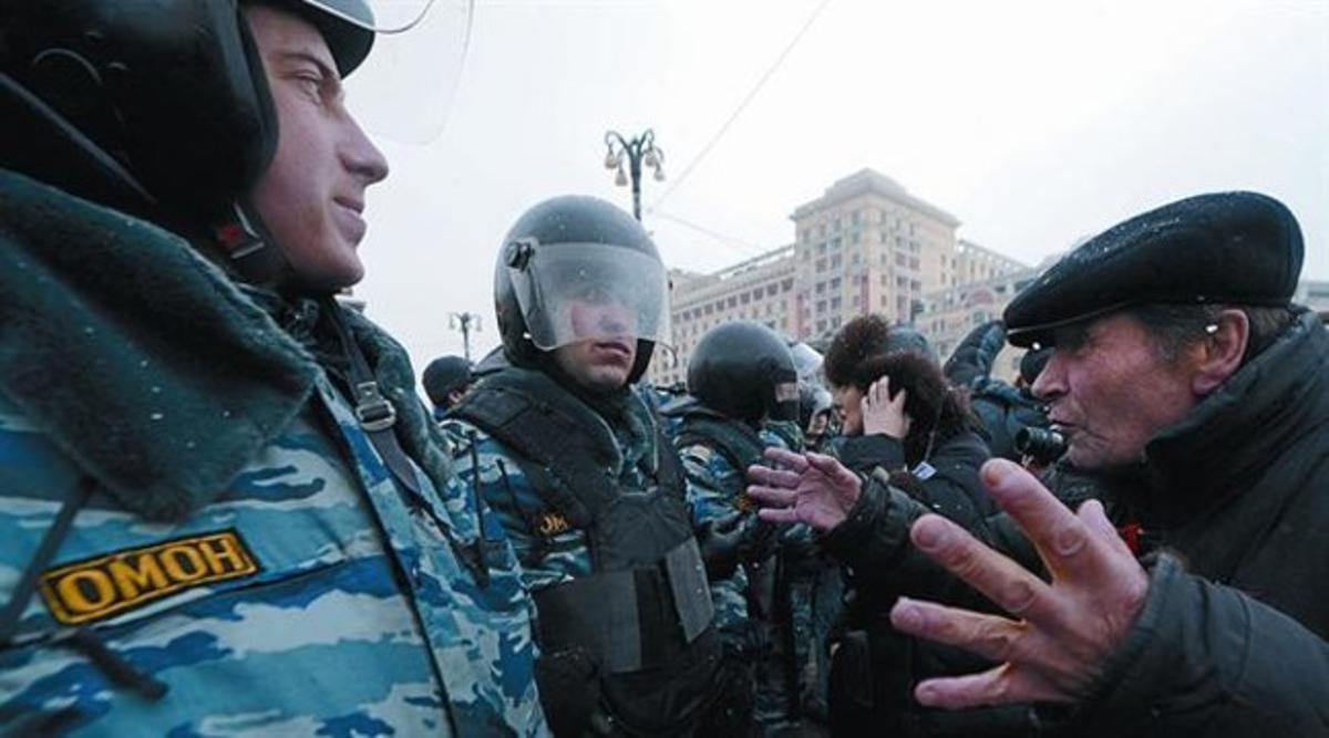 Un activista de l’oposició discuteix amb un policia rus en la protesta contra Putin, diumenge a Moscou. Un activista de l’oposició discuteix amb un policia rus en la protesta contra Putin, diumenge a Moscou.