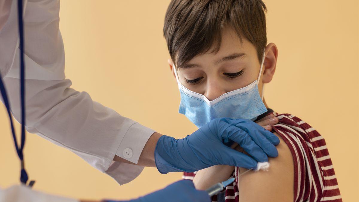 Un menor de edad recibe la vacuna contra el coronavirus.