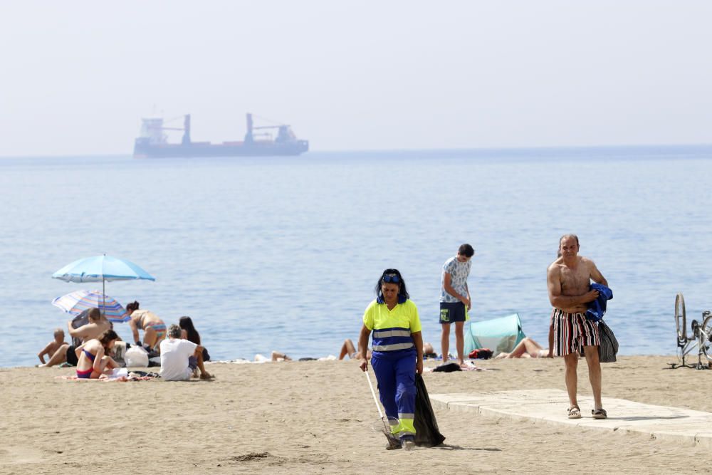Así han quedado las playas de Málaga tras su limpieza por la Noche de San Juan.
